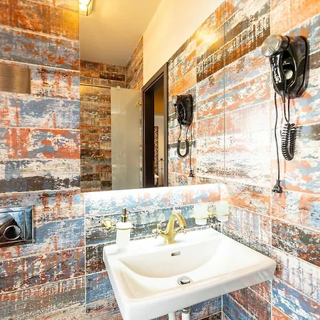 Padre Boutique 3* اوسترافا